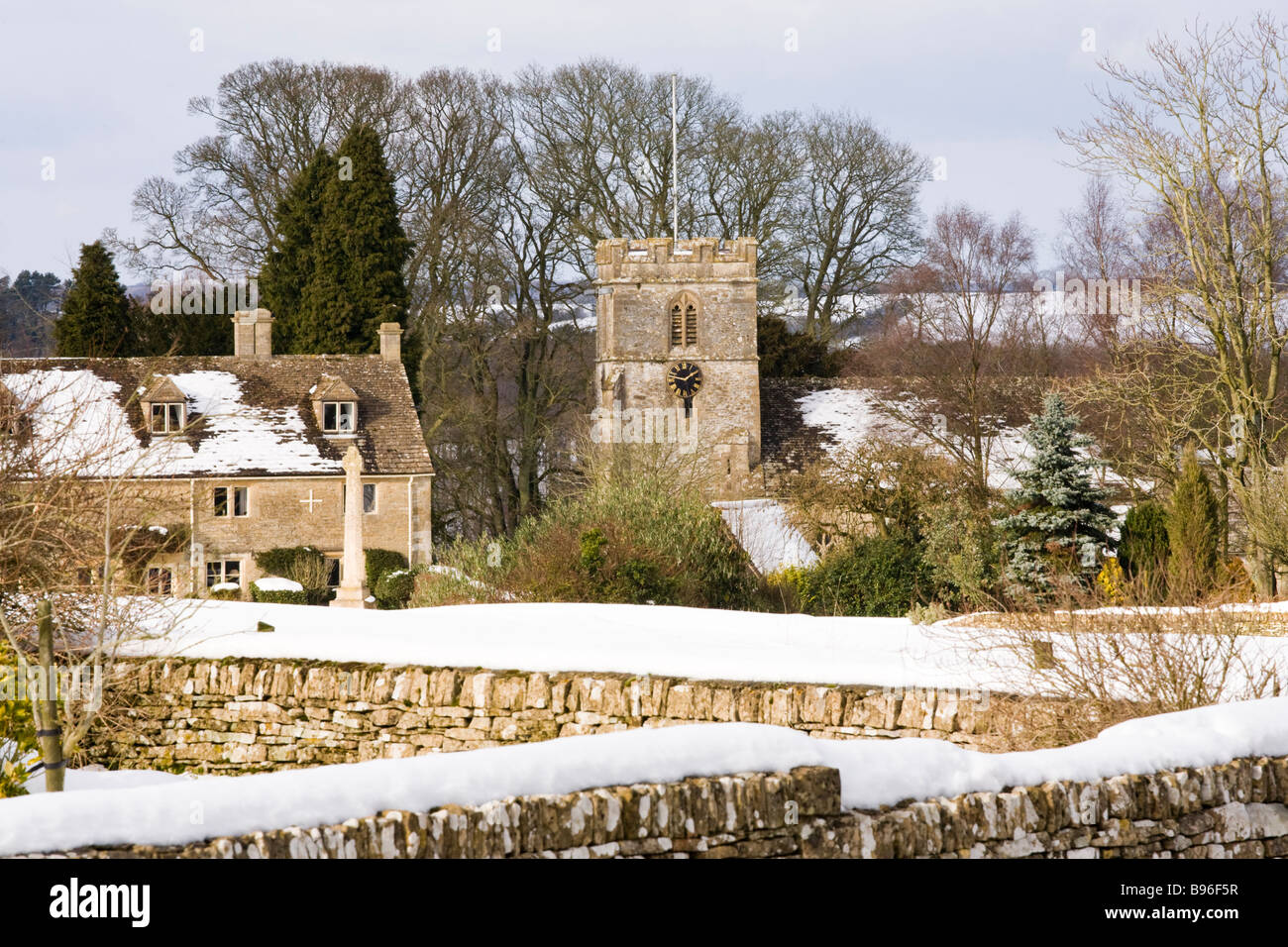 Neige de l'hiver dans le village de Cotswold Miserden, Gloucestershire Banque D'Images