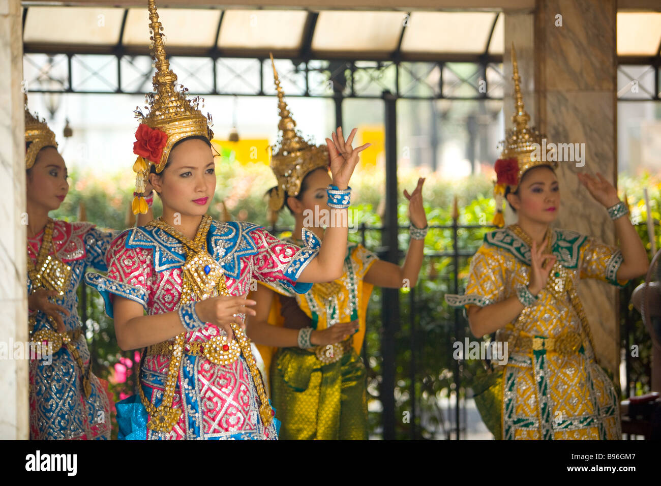 Danseurs thaïlandais prendre demandes à Erewan culte Bangkok Thaïlande Banque D'Images