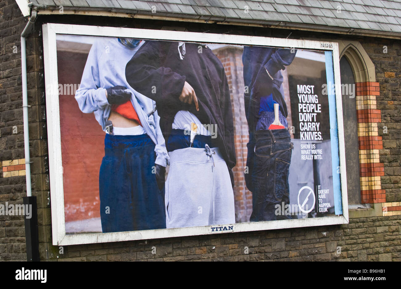 Campagne publicitaire site billboard Titan pour arrêter la criminalité chez les jeunes du couteau sur le côté du bâtiment à Treorchy, Valley South Wales UK Banque D'Images