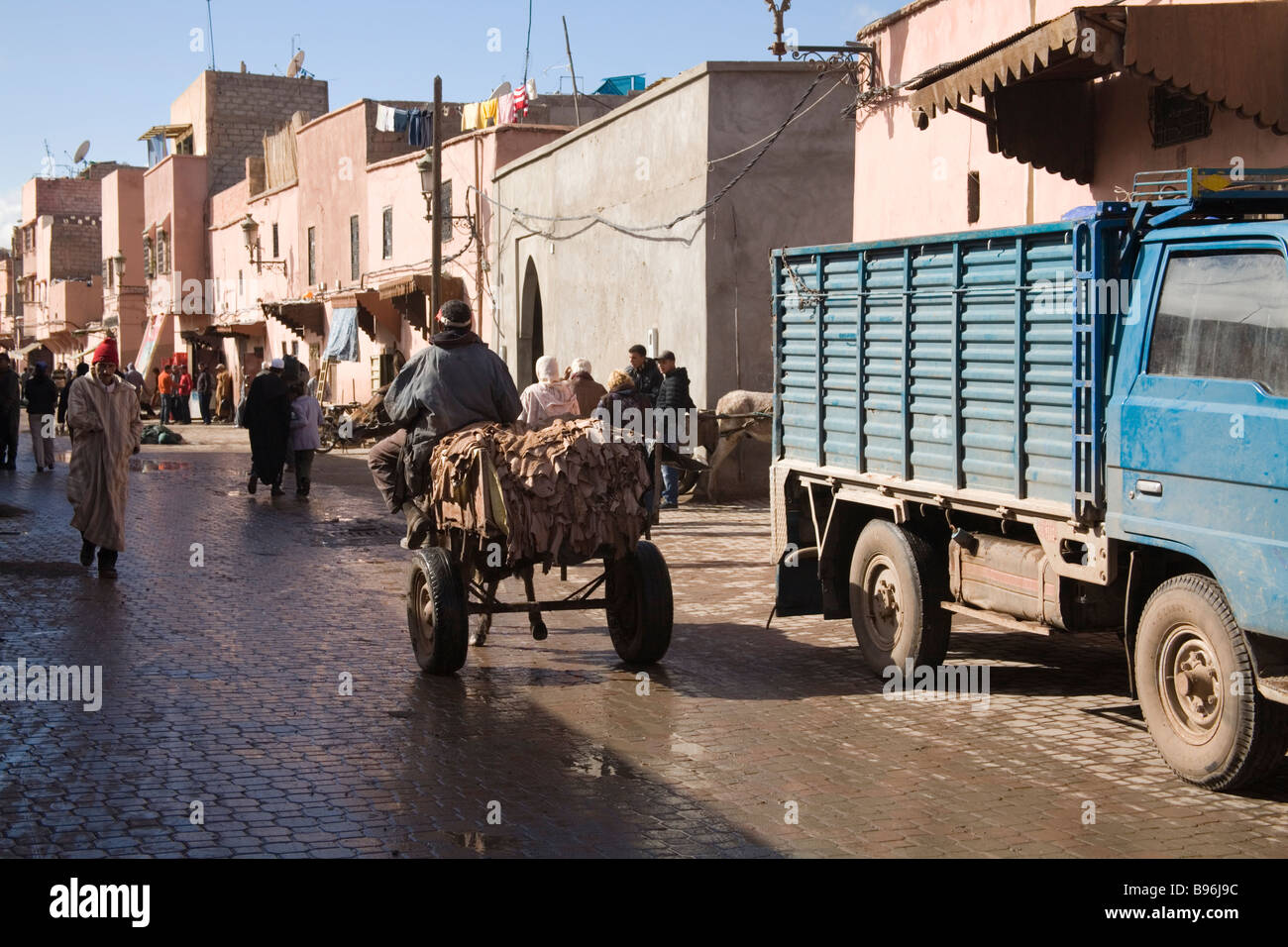 Maroc Afrique du Nord marocain Décembre homme monté sur un âne plein de peaux de cuir traité Banque D'Images