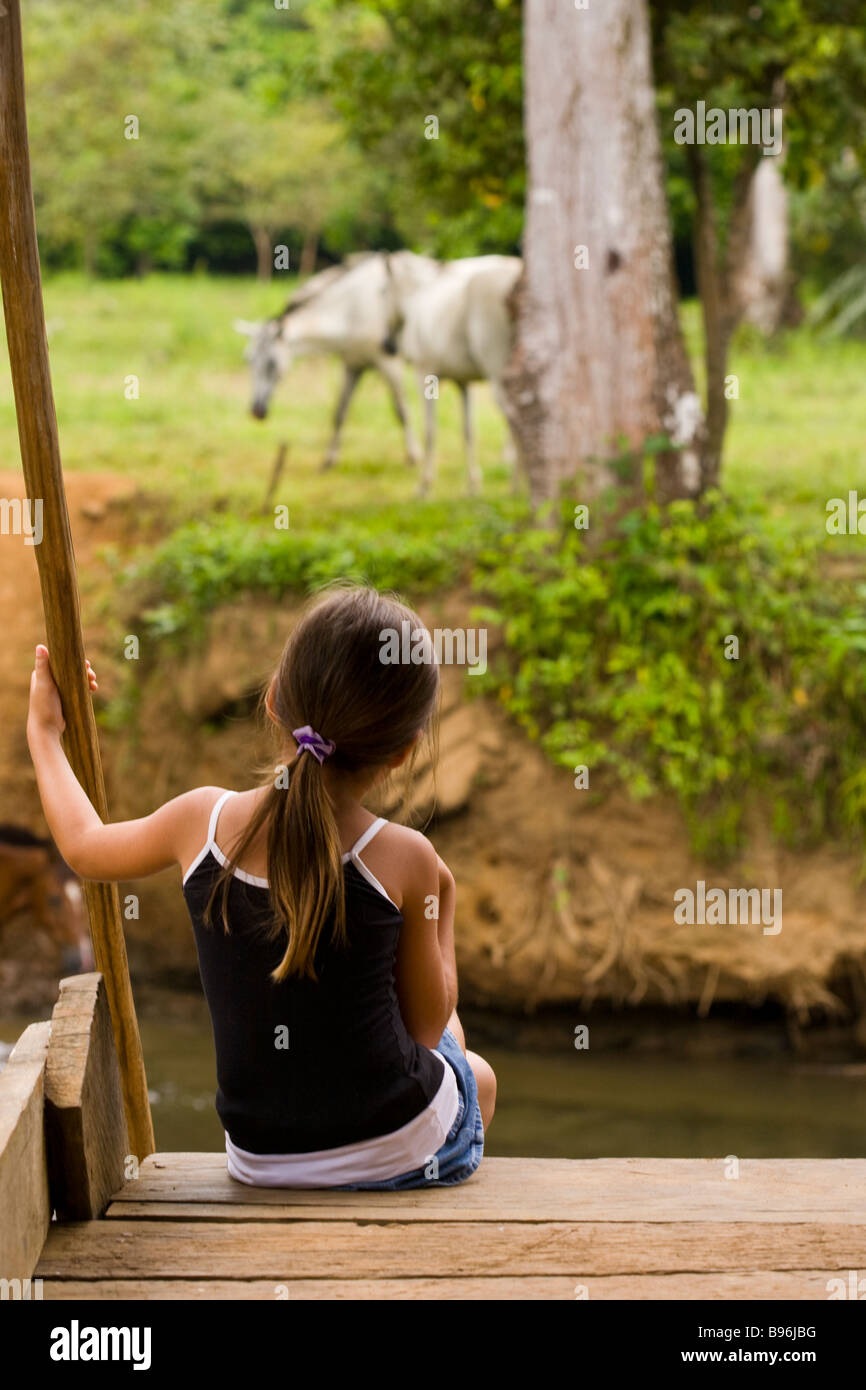 Costa Rican girl chevaux le long de la rivière Sierpe au Costa Rica. Banque D'Images