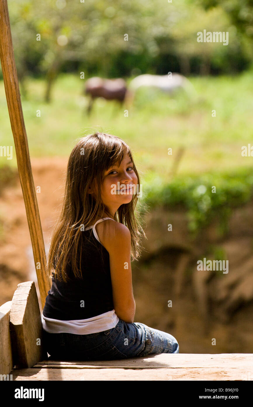 Costa Rican girl chevaux le long de la rivière Sierpe au Costa Rica. Banque D'Images