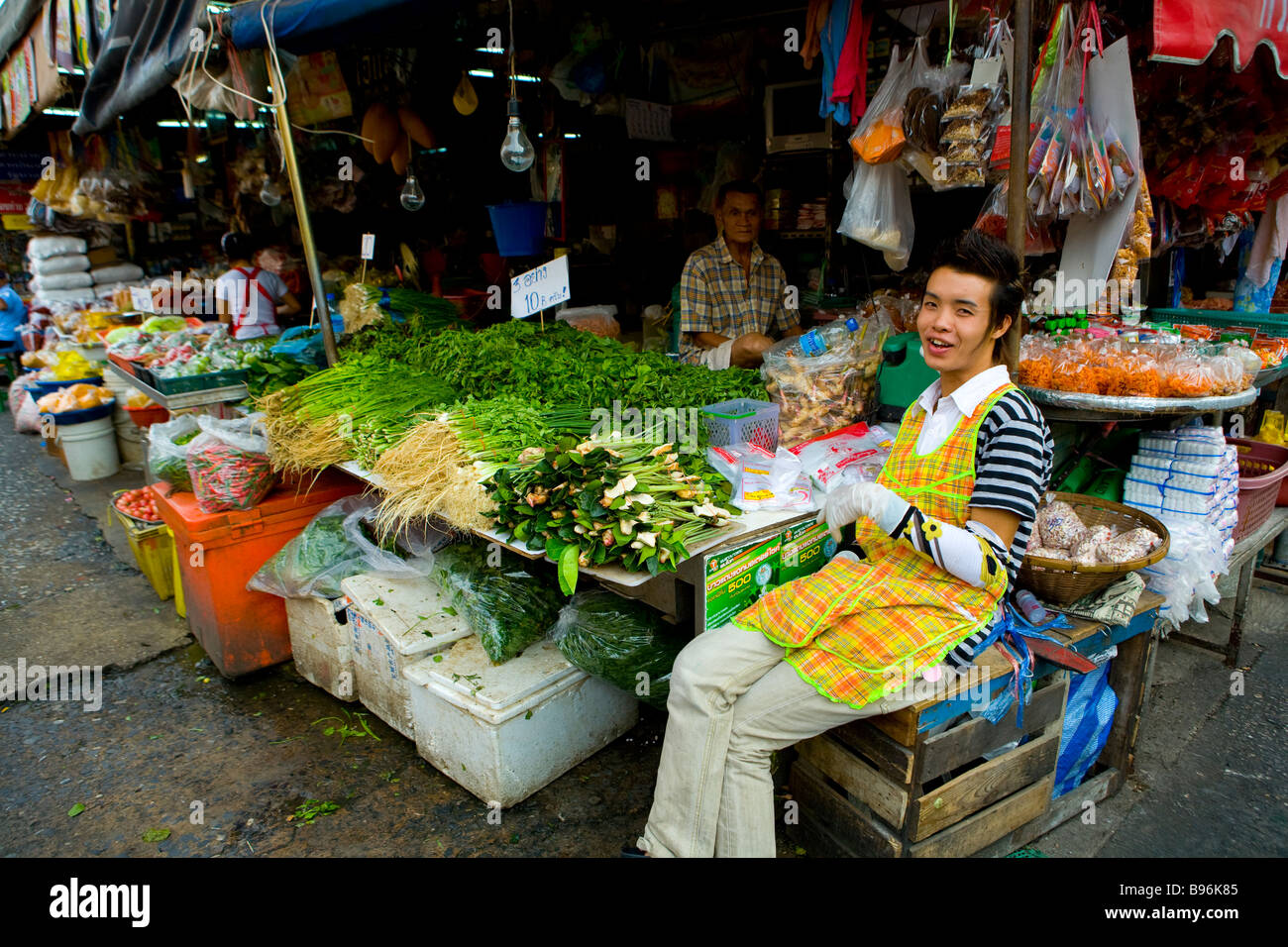 Homme pose pour photo à Talad Thaïlande Bangkok Klong Toey marché thaïlandais locaux Banque D'Images