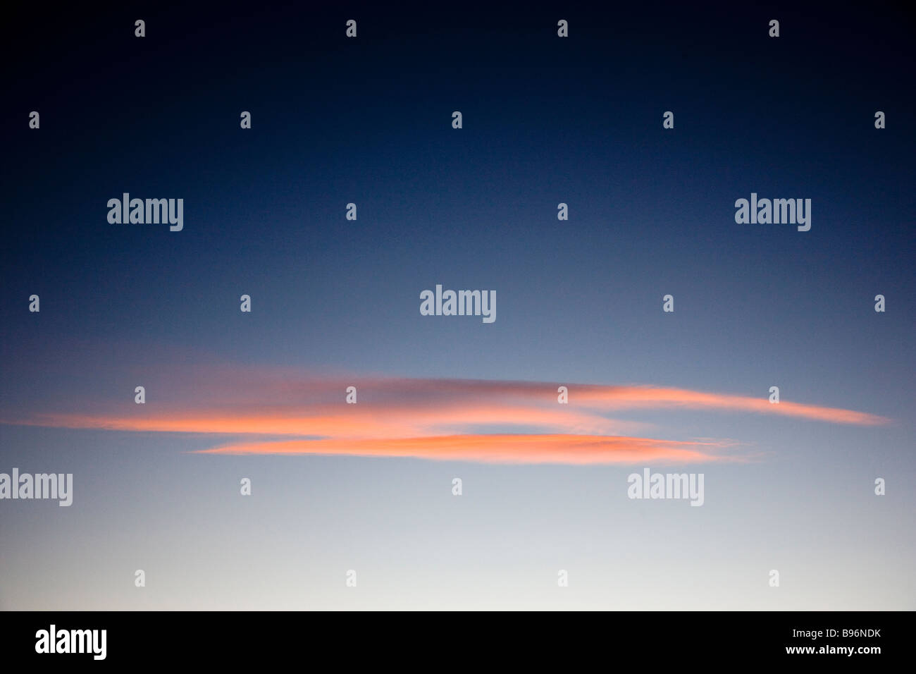 Les nuages roses contre un ciel bleu au coucher du soleil Chaffee Comté Colorado USA Banque D'Images