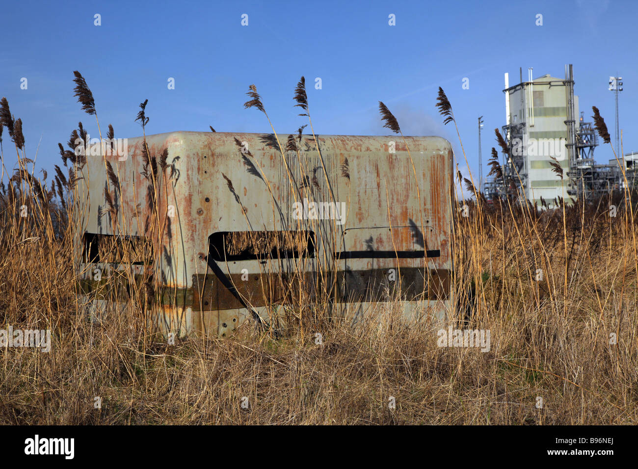 Observateurs d'oiseaux cache en bois sur les Sables de phoque RSPB une zone de vasières intertidales, Huntsman Tioxide Greatham travaille sur Teeside, côte est de l'Angleterre, Royaume-Uni Banque D'Images