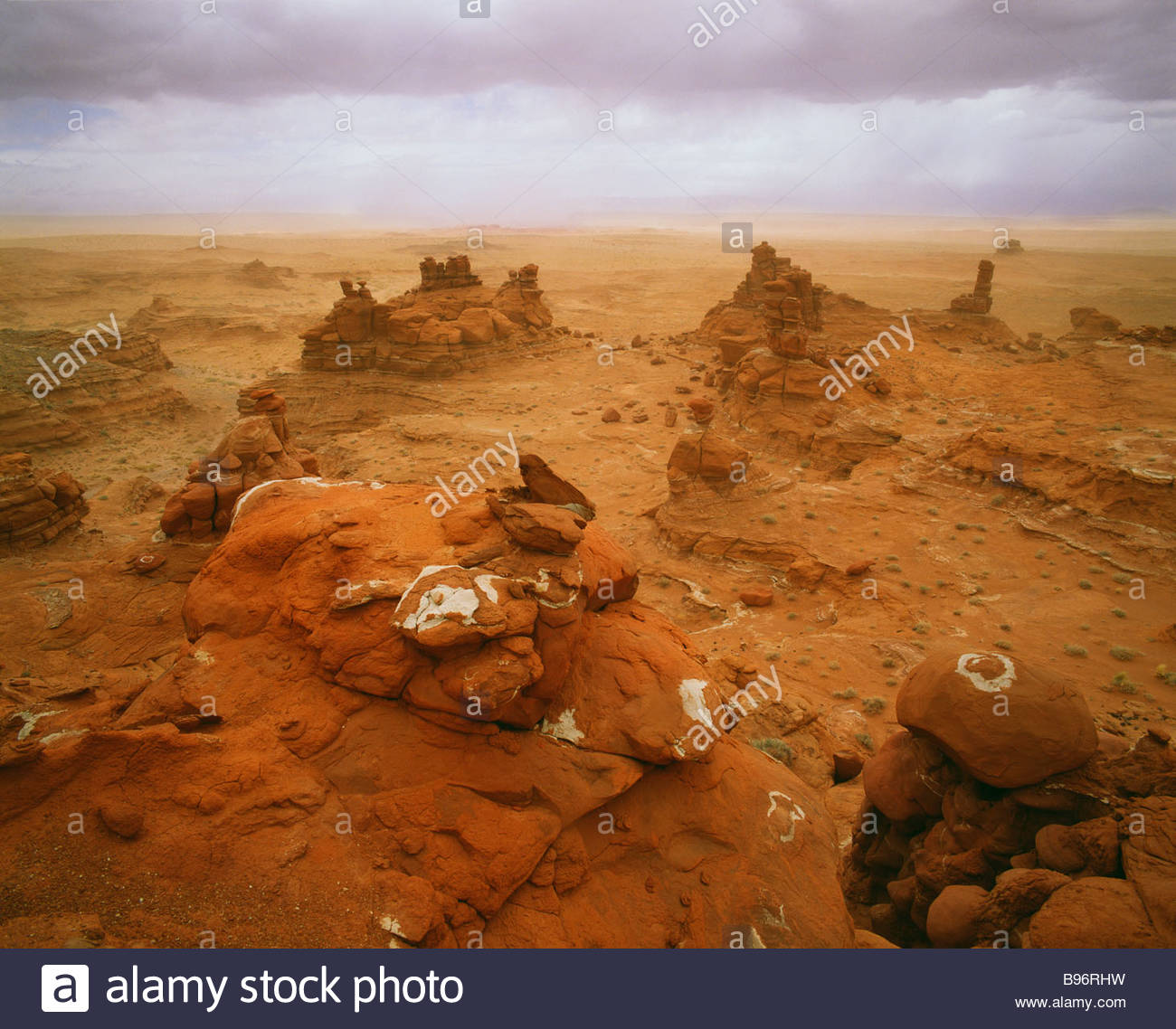 Tempête de printemps le long de l'Adeiii Eechii Painted Desert de l'ouest des falaises de la réserve indienne de Navajo en Arizona Banque D'Images