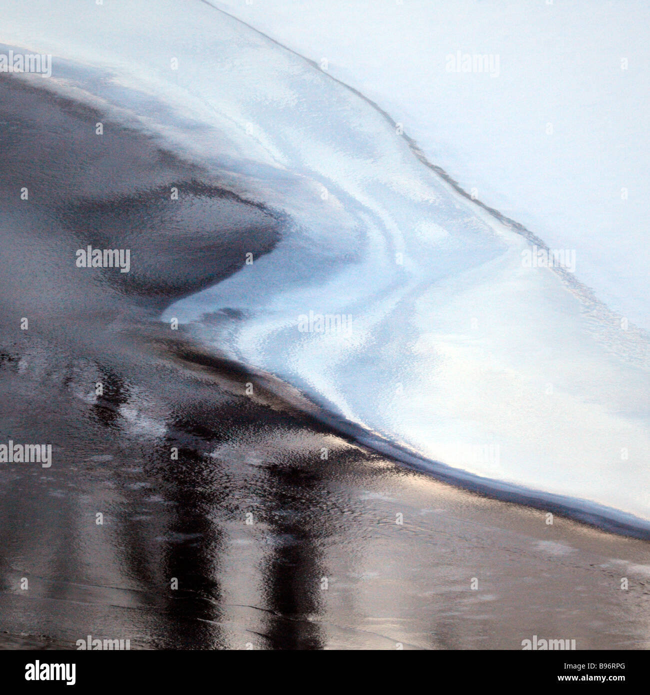 Abstract. La glace de rivière reflétant les arbres et ciel au crépuscule. Banque D'Images