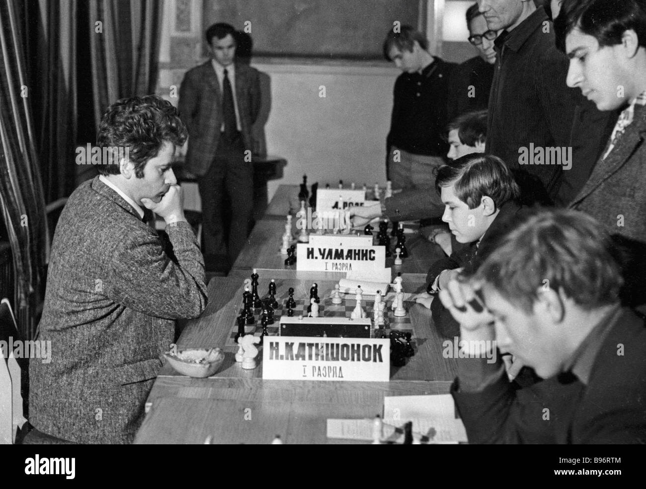 Grand maître Boris Spassky jouant avec des enfants au tournoi de l'Union Riga Banque D'Images