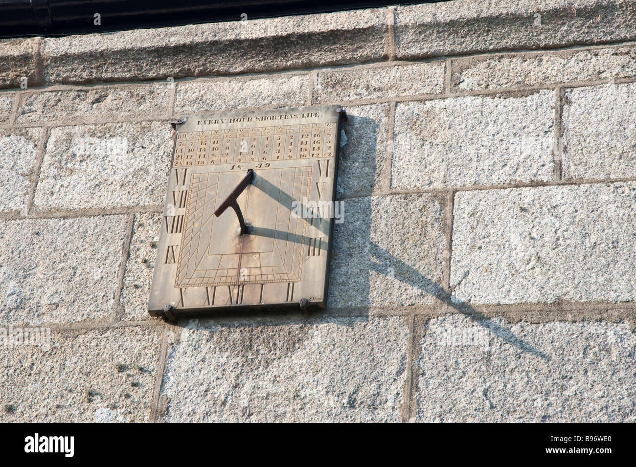 Cadran solaire sur le mur de l'Église, Saint Blazey Banque D'Images