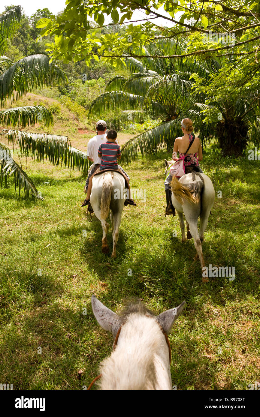 L'équitation à travers le désert de la péninsule d'Osa dans le sud du Costa Rica. Banque D'Images