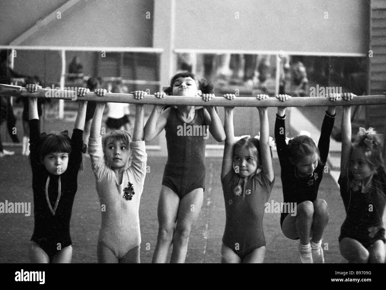 Cours de gymnastique à l'école de sport pour les enfants Photo Stock - Alamy