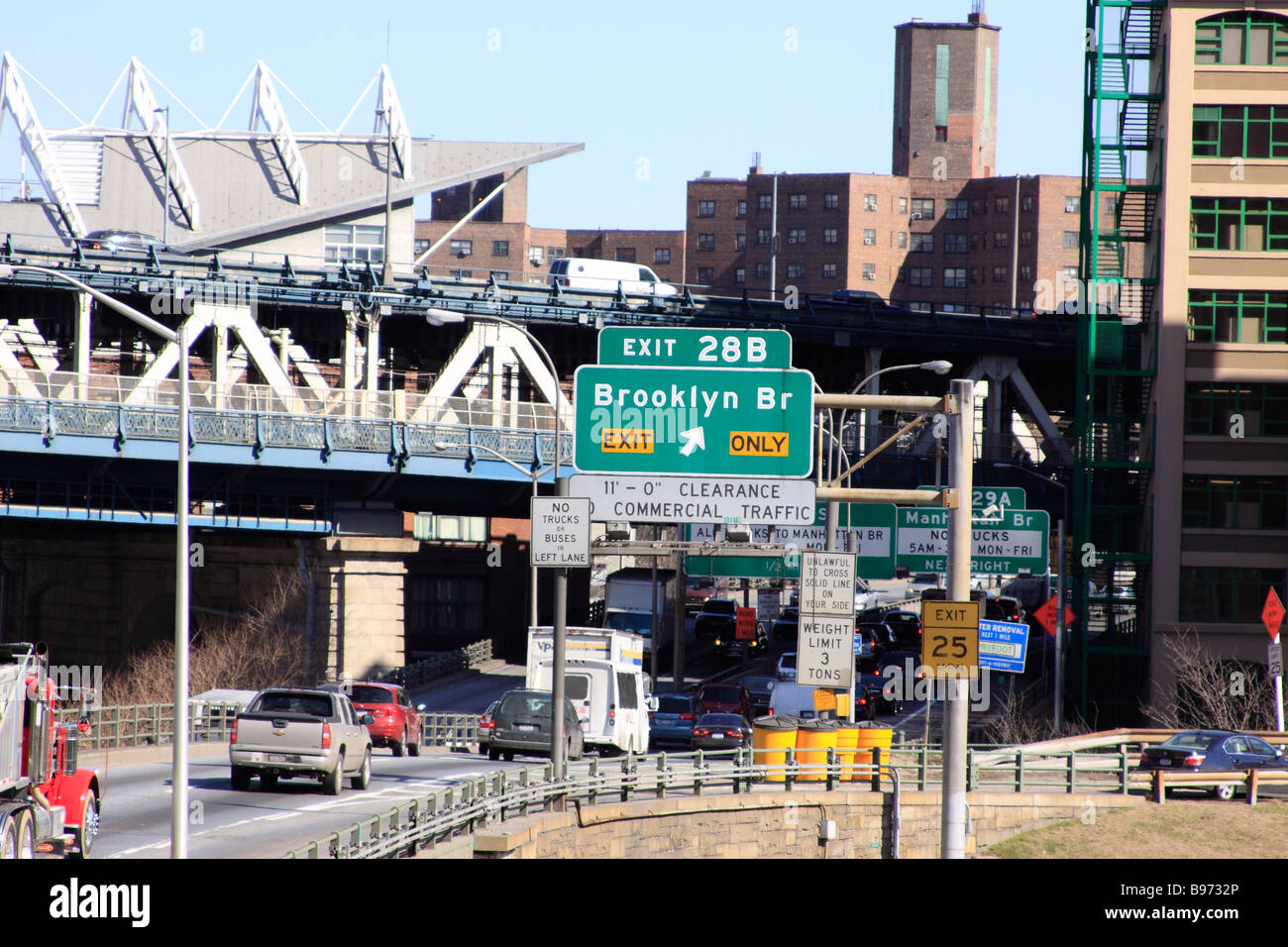 Sortie sur le pont de Brooklyn Brooklyn Queens Expressway en direction nord, New York City, USA Banque D'Images