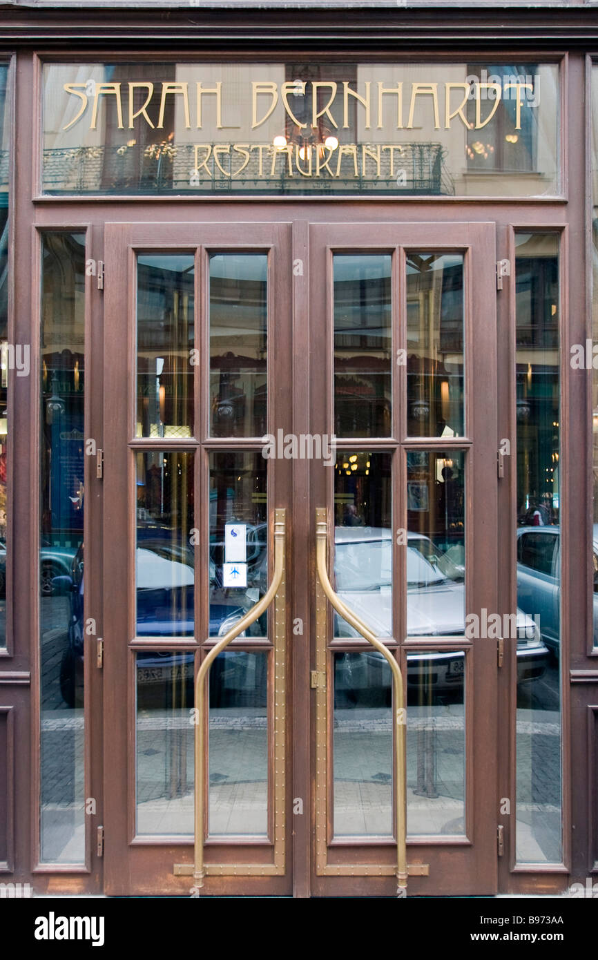 Porte de restaurant dans un style Art Nouveau.prague.République Tchèque. Banque D'Images