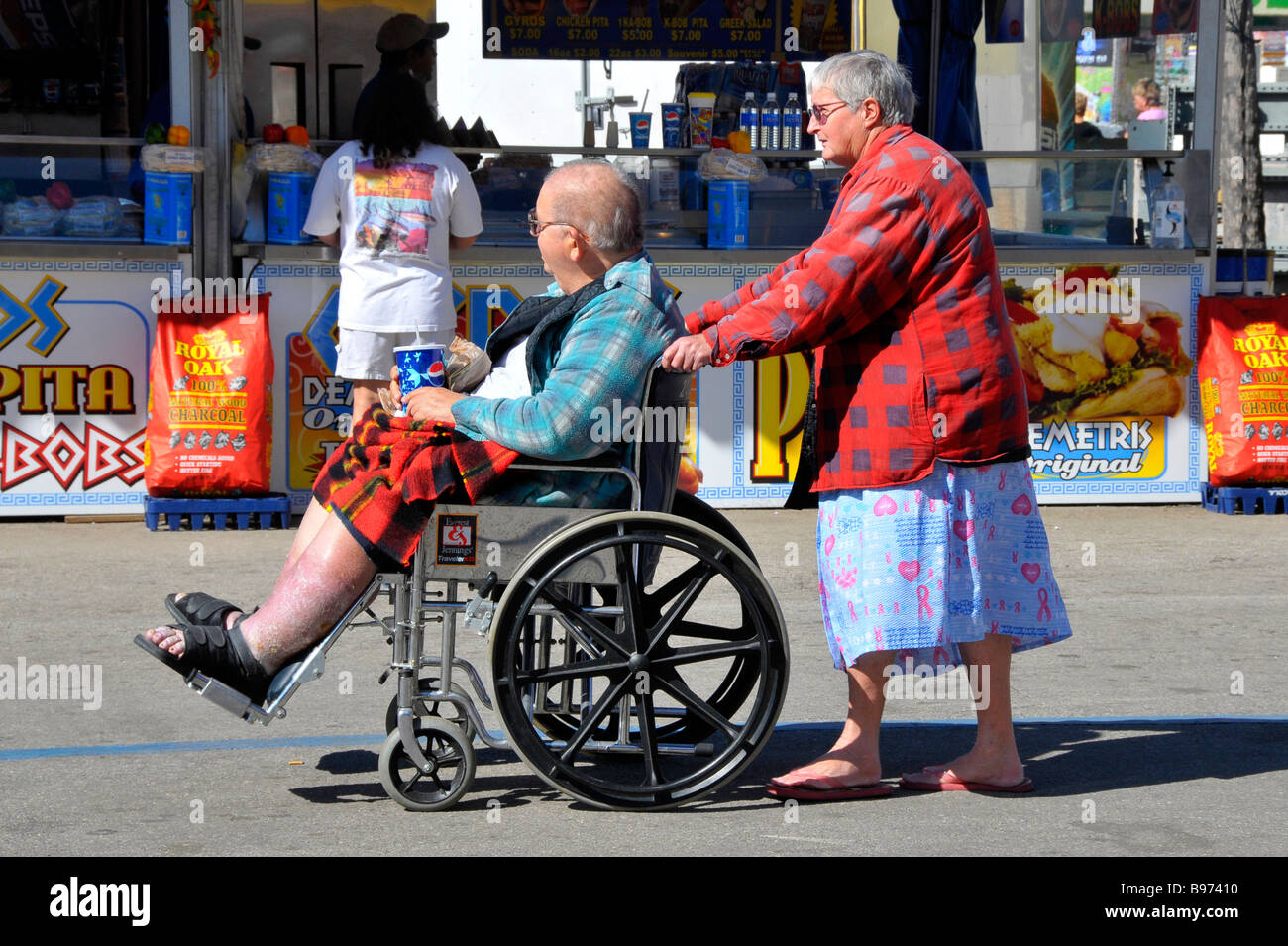 White Senior Female senior male blanc pousse l'Embonpoint Obésité handicapés en fauteuil roulant à Tampa Florida State Fairgrounds Banque D'Images