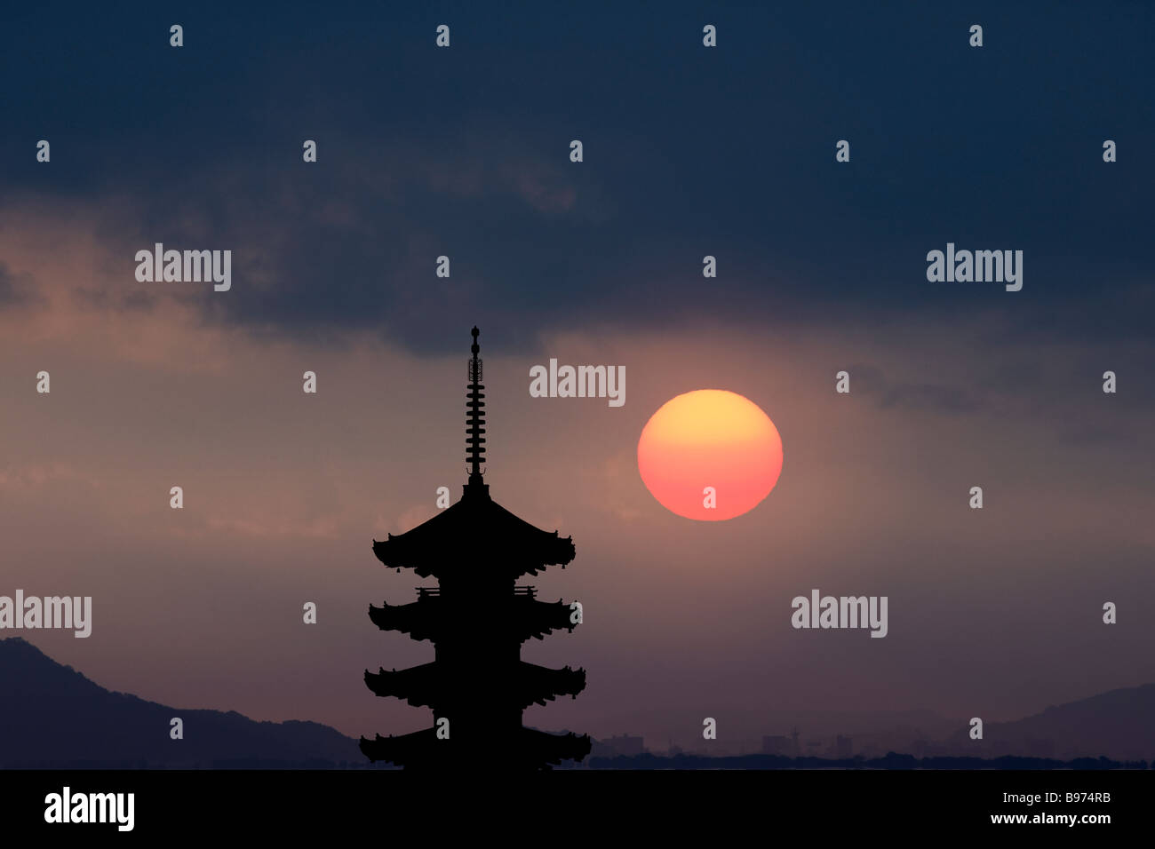 La pagode de cinq étages avec soleil du soir Banque D'Images
