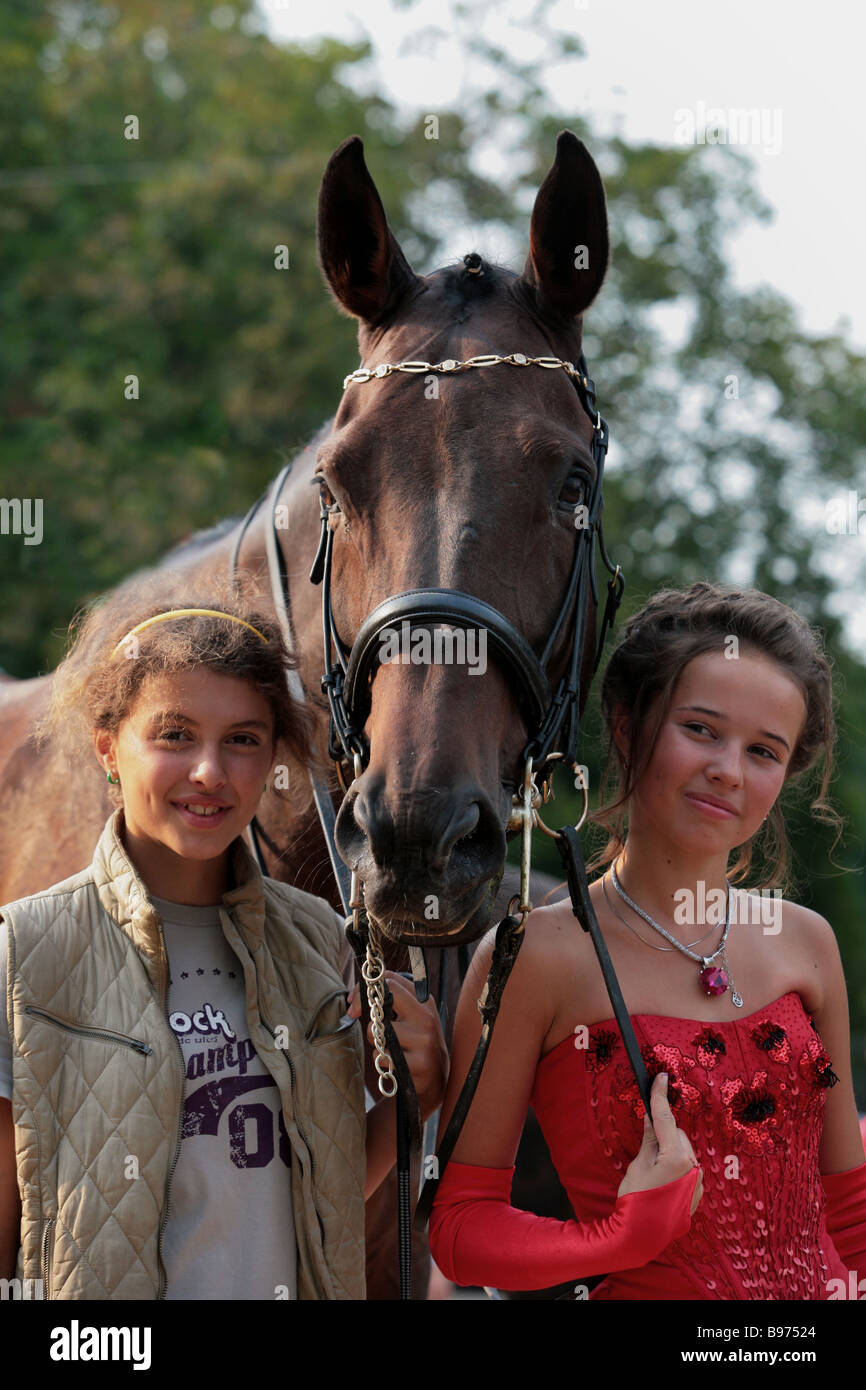 Le Dressage. Deux filles équestres Banque D'Images