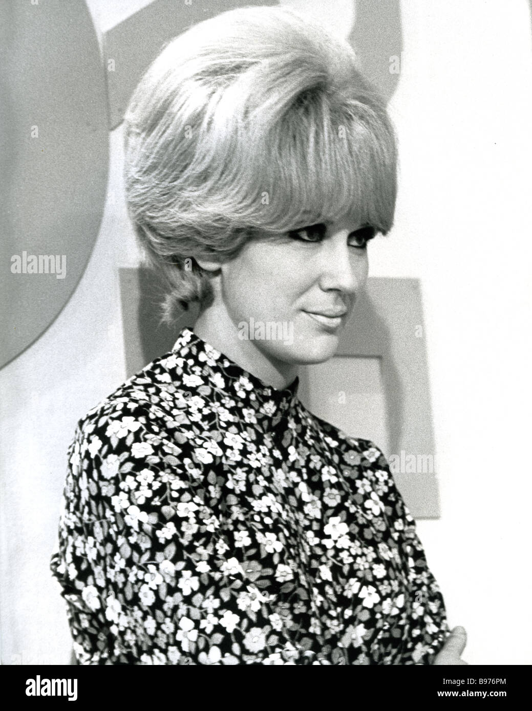 DUSTY SPRINGFIELD chanteuse pop britannique sur l'ensemble de la télévision britannique s Ready Steady Go En janvier 1966. Photo : Tony Gale Banque D'Images DUSTY SPRINGFIELD chanteuse pop britannique sur l'ensemble de la télévision britannique s Ready Steady Go En janvier 1966. Photo : Tony Gale Banque D'Images