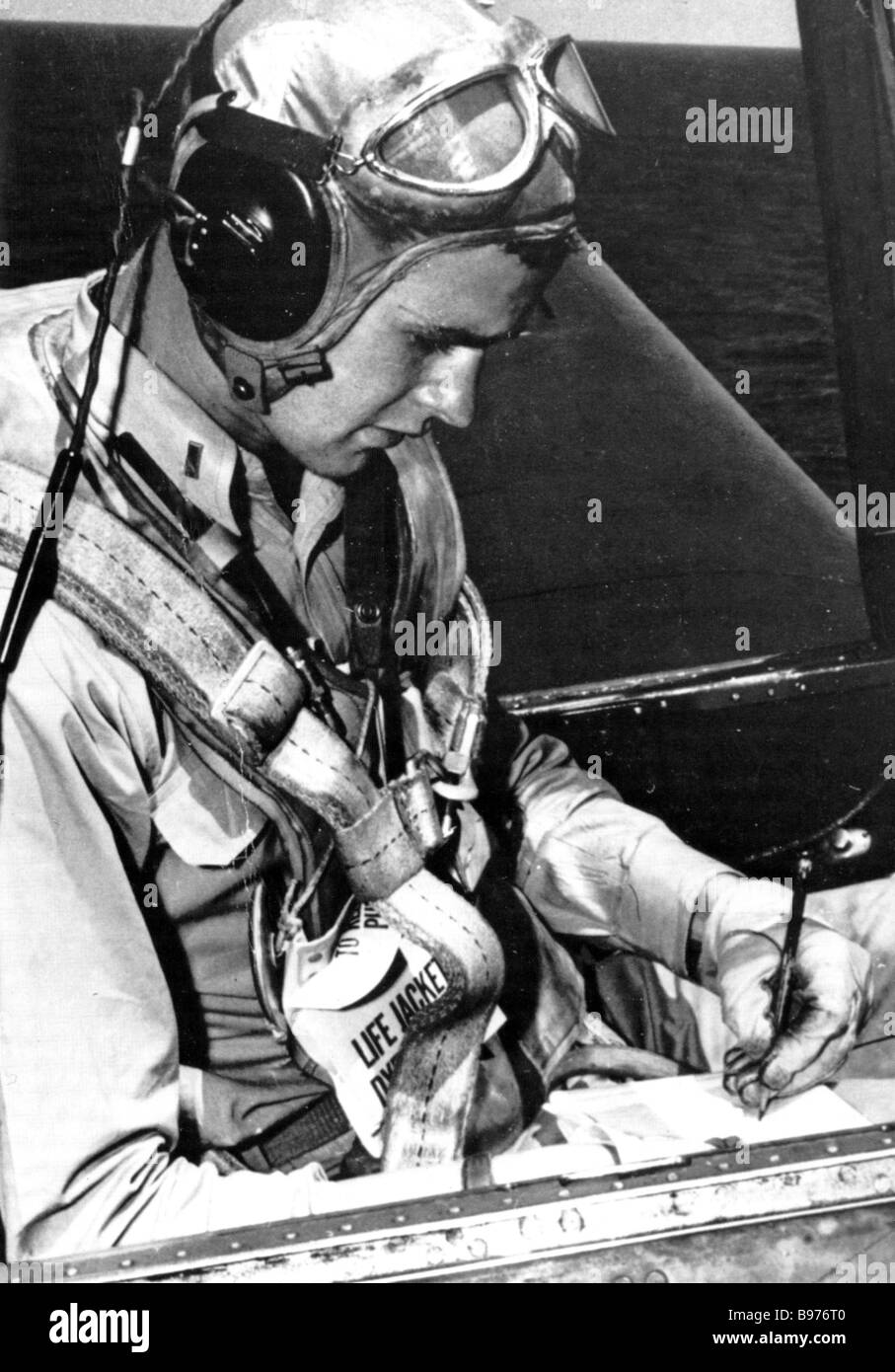 GEORGE H. W. L'ancien président américain Bush dans le cockpit d'un Grumman TBM Avenger sur le porte-avions USS San Jacinto à propos de 1944. Banque D'Images