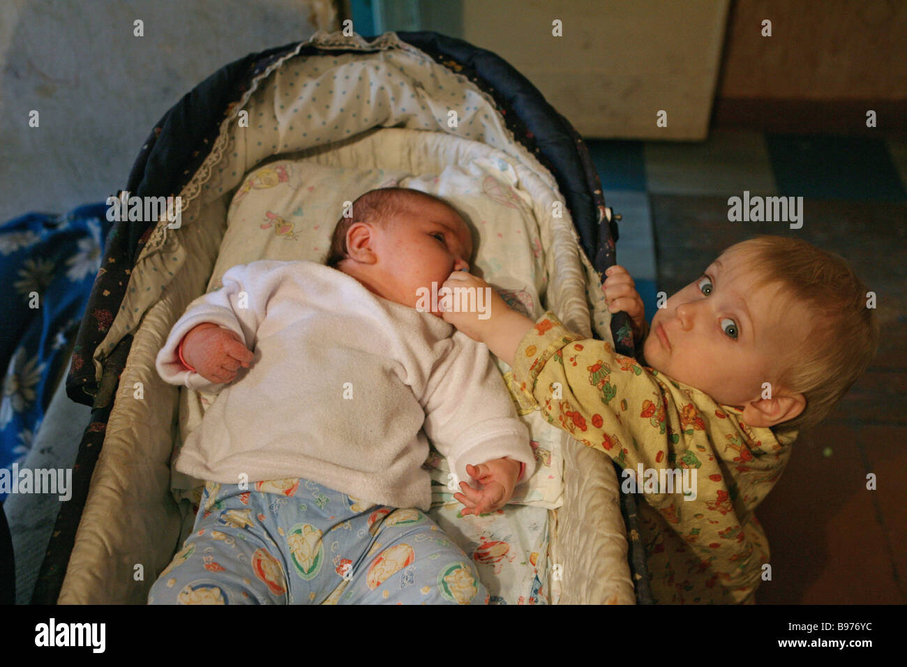 Le Plus Grand Du Monde Un Bebe Pesant 775 Kilogrammes De Fille Est Nee Dans La Famille Comme Khalin Leur Onzieme Enfant La Famille Photo Stock Alamy