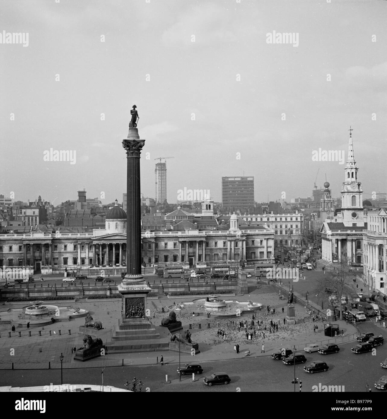 Vue Ariel du grand monument, colonne Nelson, à Trafalgar Square, Londres en 1950s par J Allan Cash. La Galerie nationale est en arrière-plan. Banque D'Images