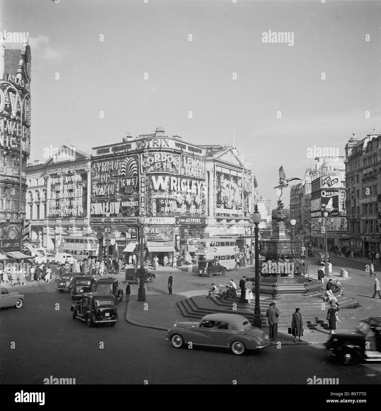 1950s, des voitures de l'époque qui se rendirent autour de Piccadilly Circus, Londres, Angleterre, Royaume-Uni, quand il s'agissait d'un rond-point de travail, en regardant vers Shaftesbury Avenue. Banque D'Images