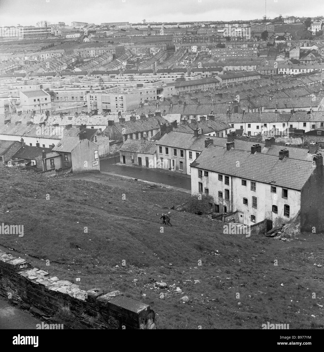 1960s, vue historique et extérieure d'un paysage urbain stérile, montrant un grand et sombre domaine de l'époque, Irlande du Nord, Royaume-Uni. Banque D'Images
