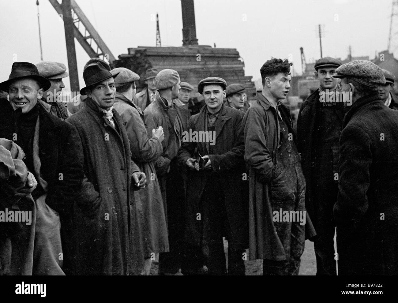 Groupe d'ouvriers de la fabrique de papier, à Trehafod, Nouvelle-Galles du Sud, se tenir ensemble après le travail dans cette photo historique de 1950 par J Allan l'argent comptant. Banque D'Images