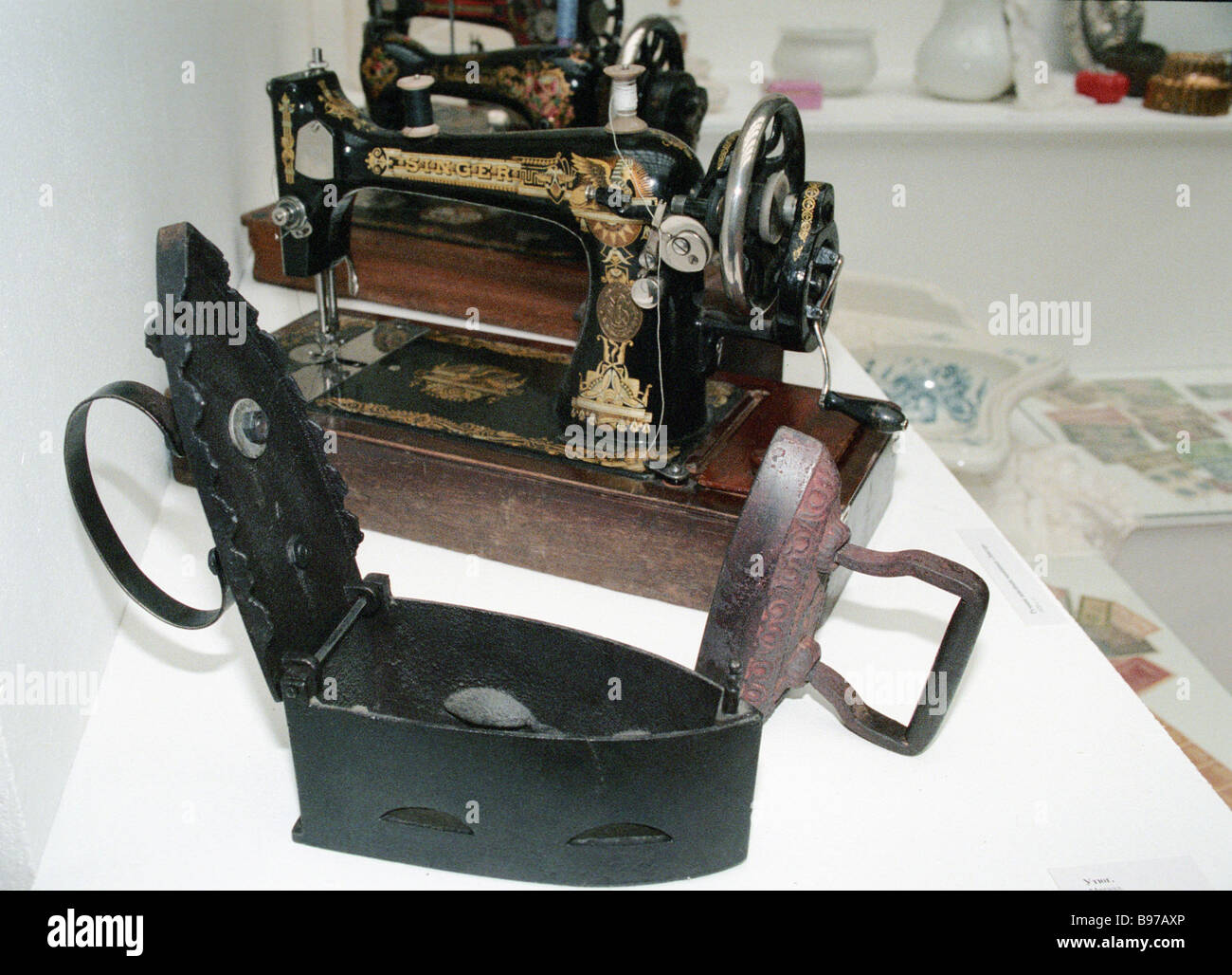 Au début du xxe siècle un Zinger machine à coudre et repasser à l'exposition bon par le 20e siècle dans le hall d'exposition Novy Banque D'Images