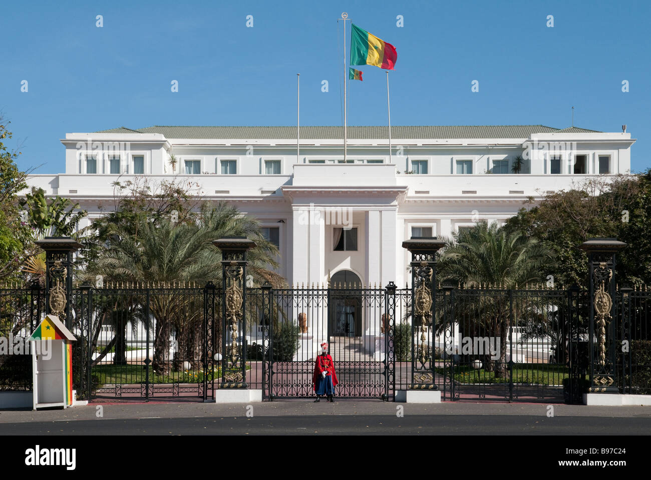 L'Afrique de l'Ouest Sénégal Dakar Preseidential Palace avant de porte avec gardien en uniforme Banque D'Images