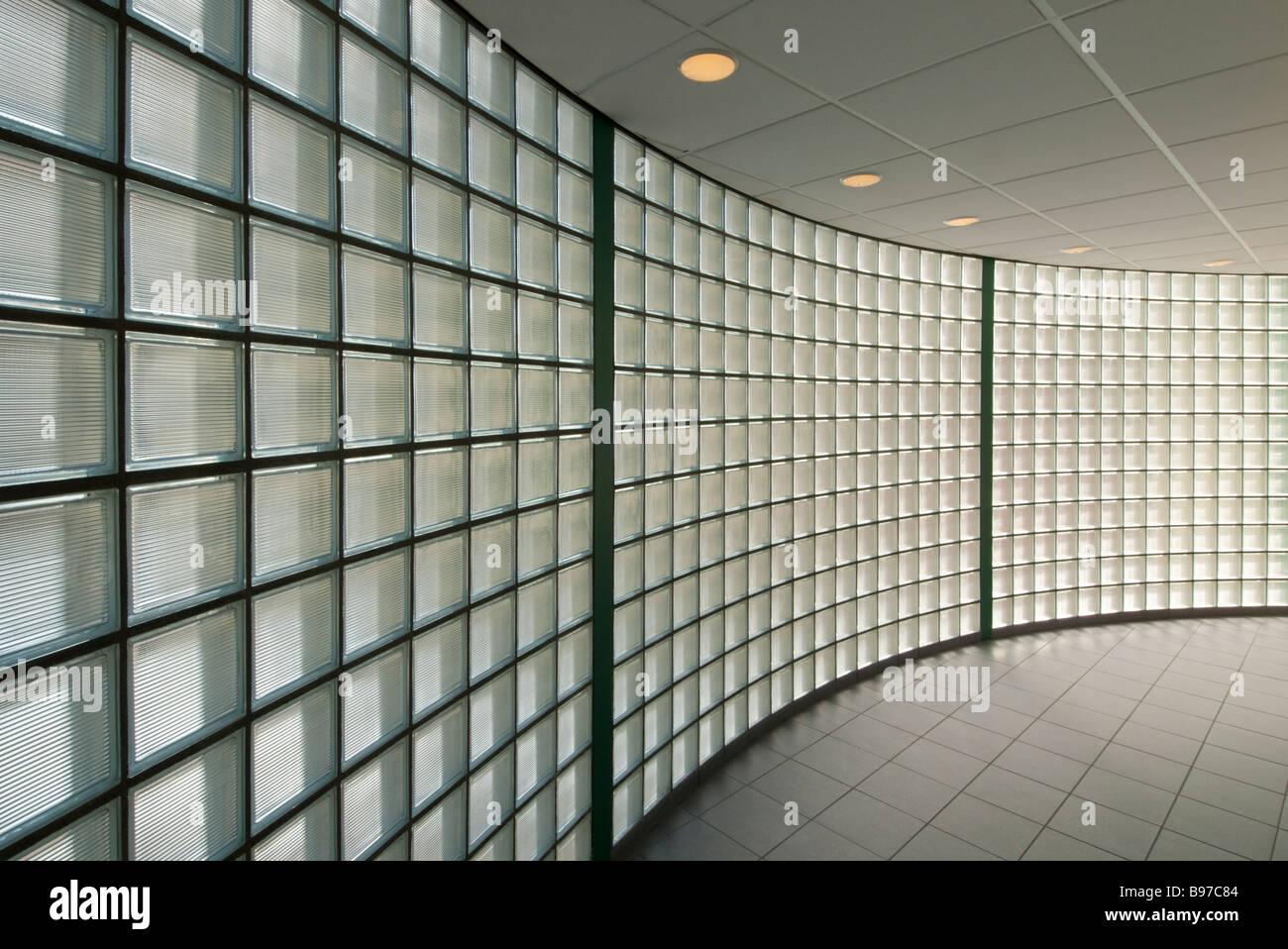 Mur de brique de verre arrondi Photo Stock - Alamy