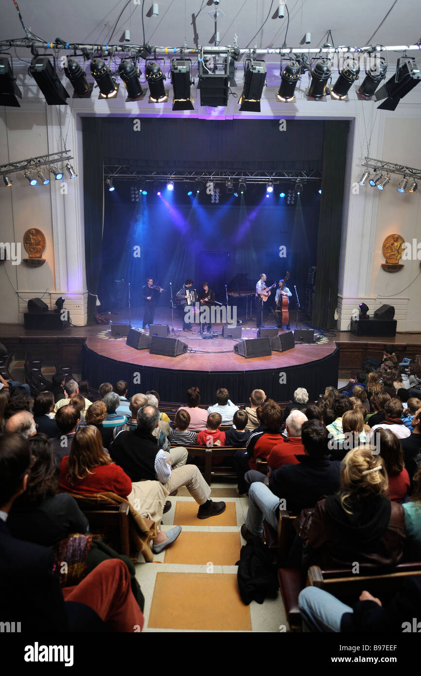 CANADIAN FOLK BAND LES FACTURES EFFECTUER AU MARLBOROUGH COLLEGE WILTSHIRE UK DANS LE CADRE D'UN HELP FOR HEROES CHARITY EVENT JAN 2008 Banque D'Images