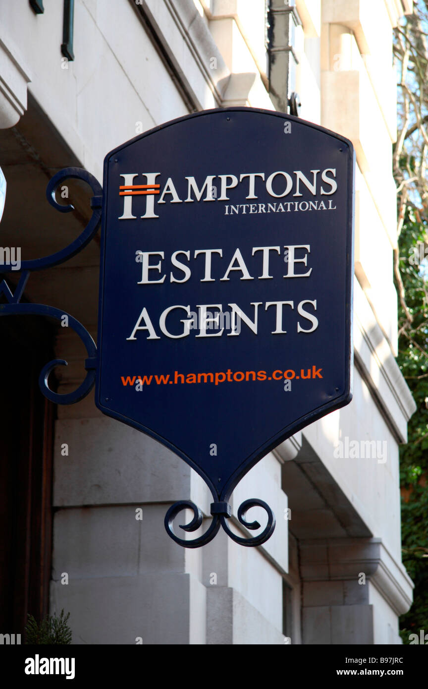 En tant que signe au-dessus de l'entrée de Hamptons Estate Agents, Sloane Avenue, Londres. Mars 2009 Banque D'Images