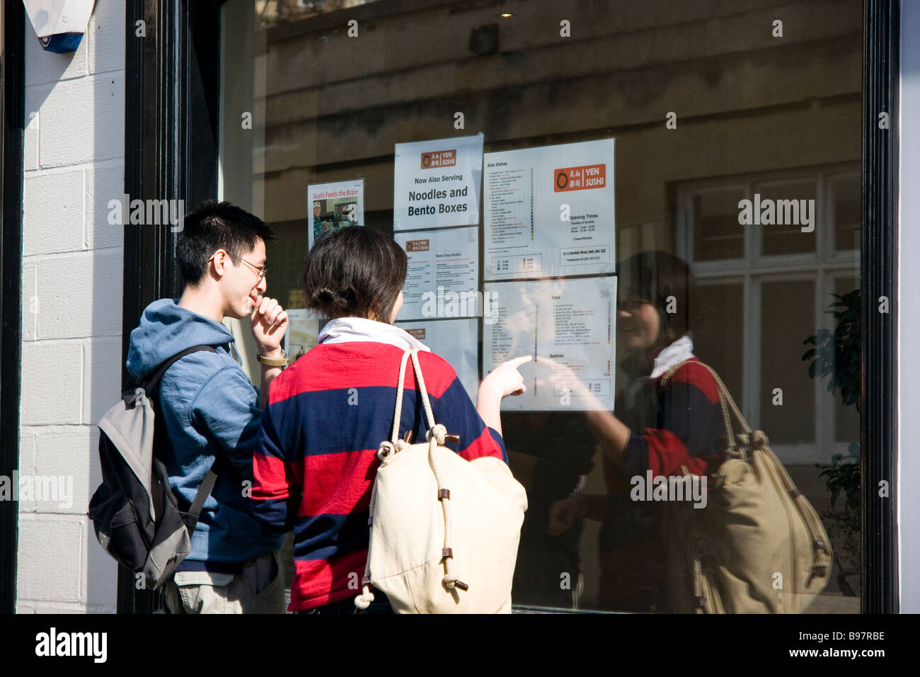 Les touristes à Bath à à un menu fenêtre Banque D'Images