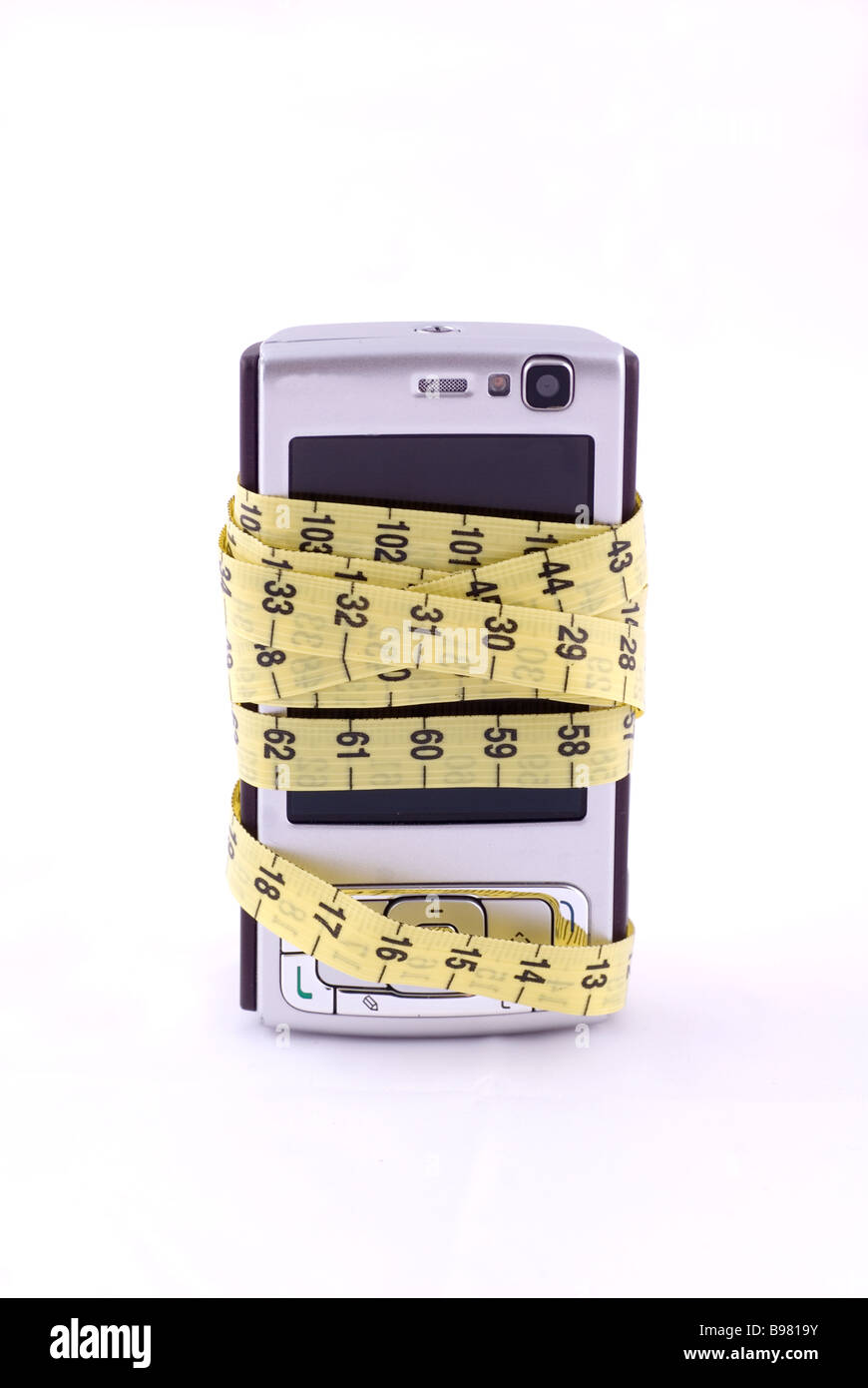 Téléphone mobile enveloppé de ruban de mesure isolé sur fond blanc Banque D'Images
