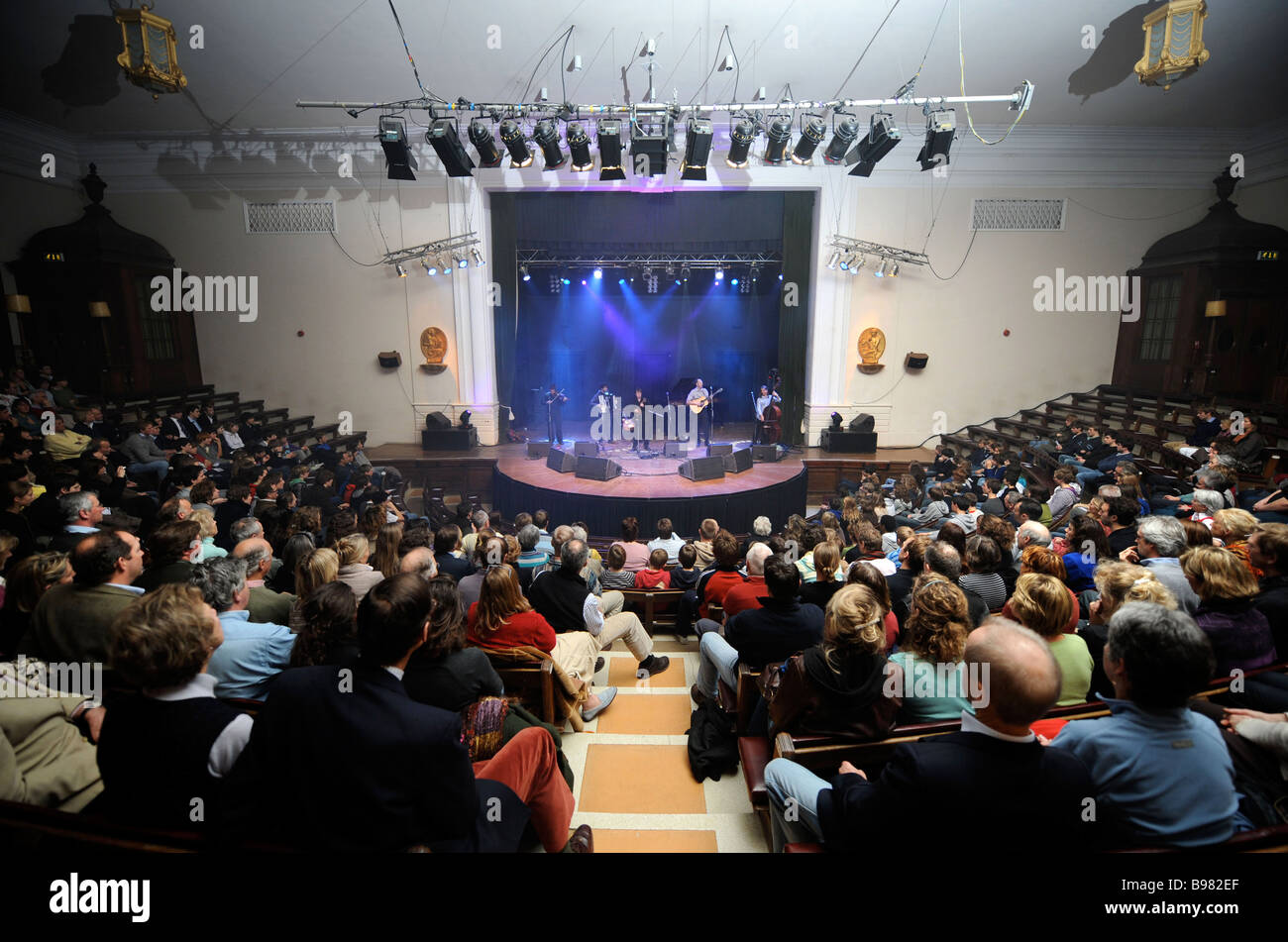 CANADIAN FOLK BAND LES FACTURES EFFECTUER AU MARLBOROUGH COLLEGE WILTSHIRE UK DANS LE CADRE D'UN HELP FOR HEROES CHARITY EVENT JAN 2008 Banque D'Images