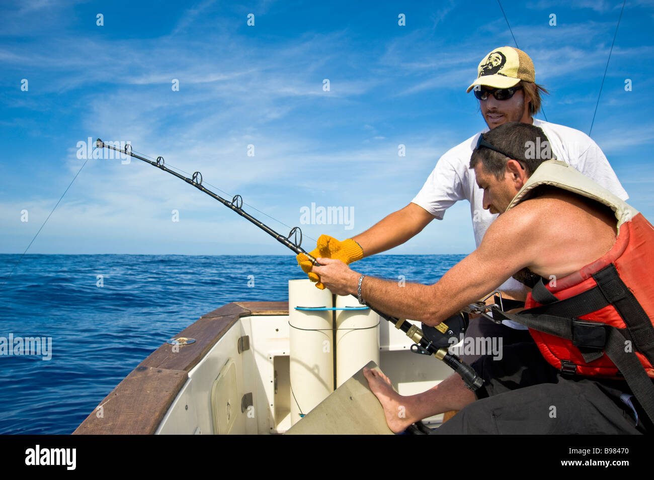 Pêche au gros bateau de pêche, les pêcheurs de Saint Gilles La Réunion  France | Hochseeangeln beim Fischer, percer, La Réunion Photo Stock - Alamy