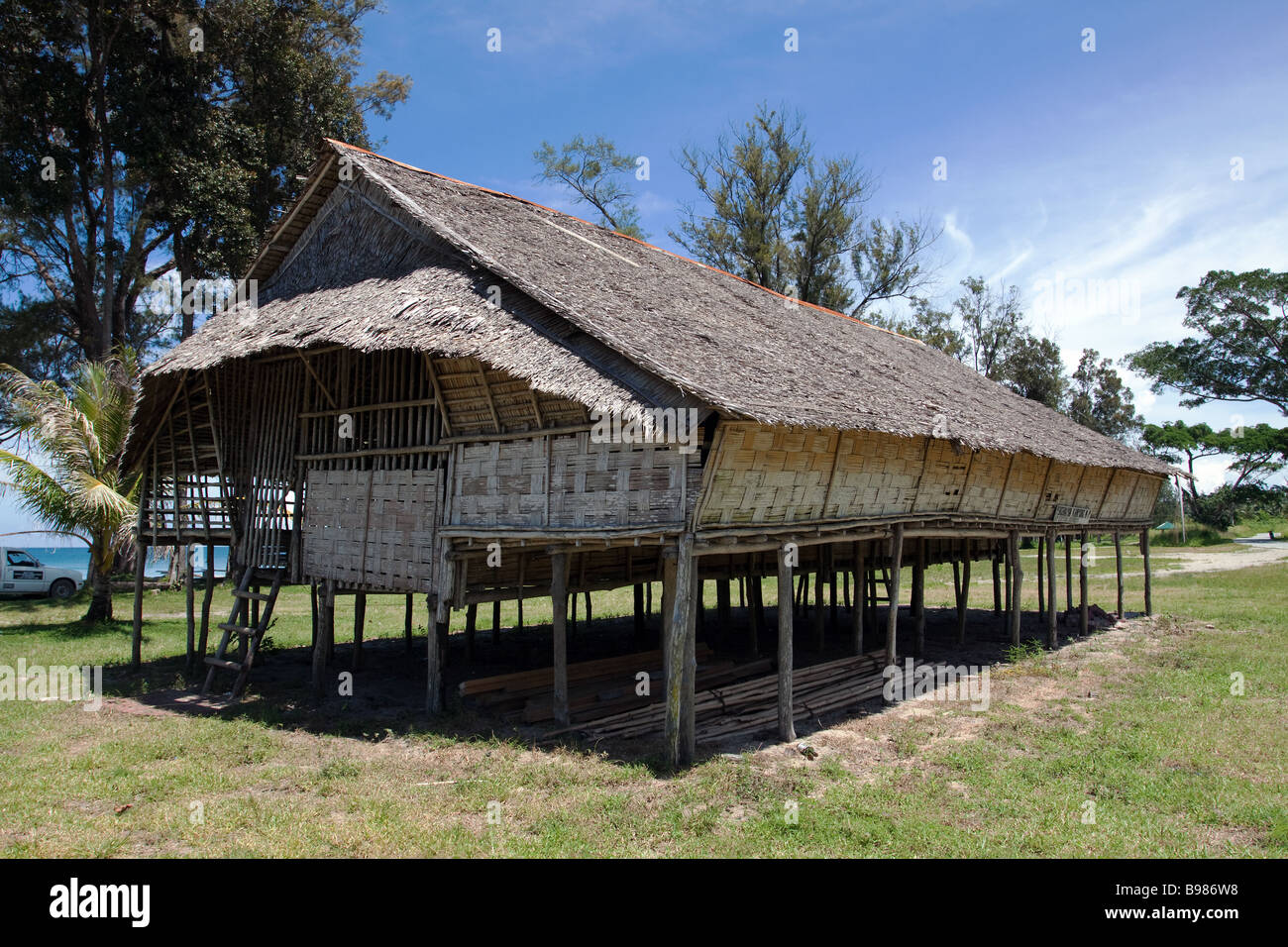 Maison longue style Rungus construit près de la plage à la pointe de Bornéo Kudat pour accueillir les touristes et les visiteurs Banque D'Images