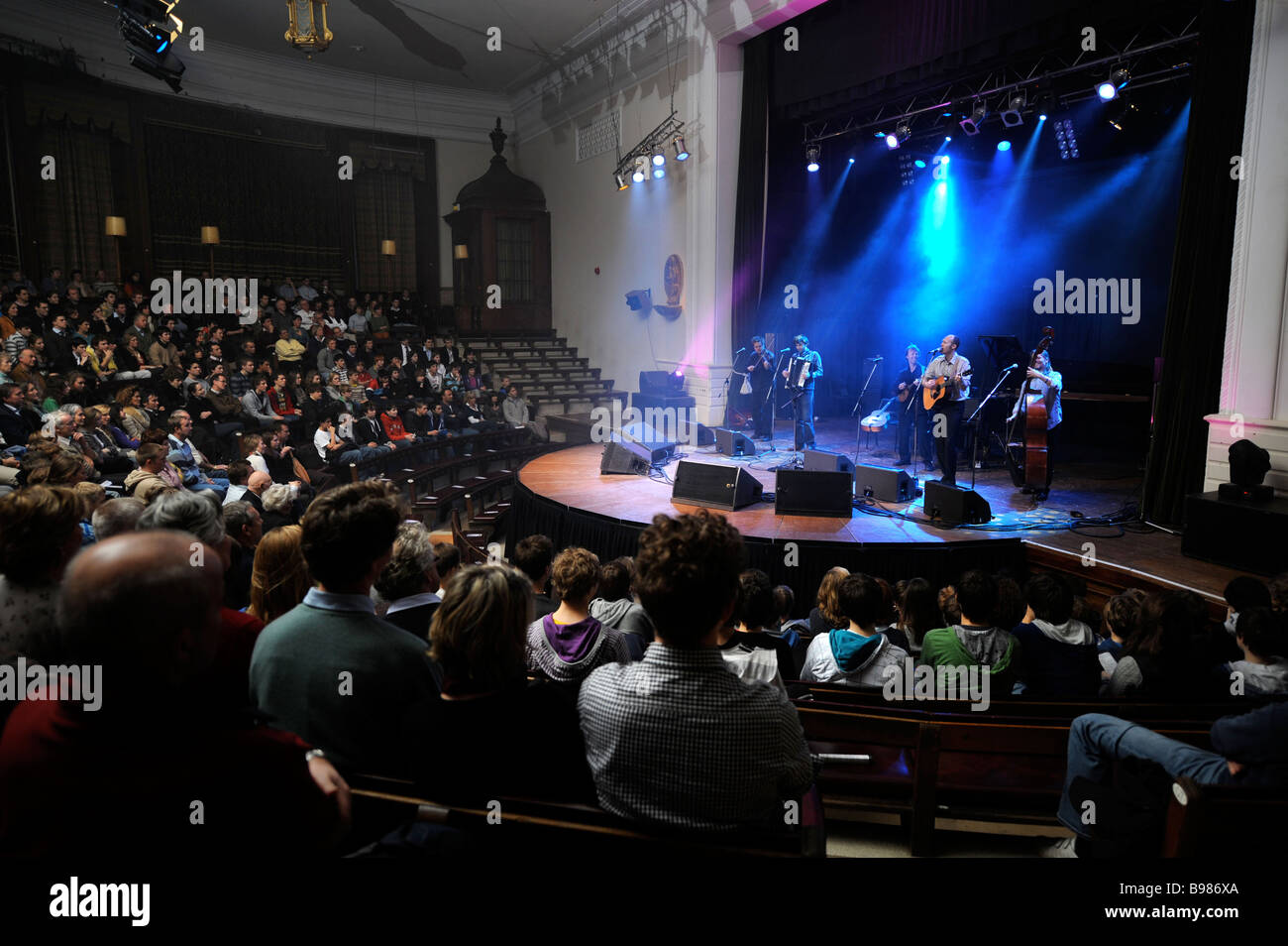 CANADIAN FOLK BAND LES FACTURES EFFECTUER AU MARLBOROUGH COLLEGE WILTSHIRE UK DANS LE CADRE D'UN HELP FOR HEROES CHARITY EVENT JAN 2008 Banque D'Images