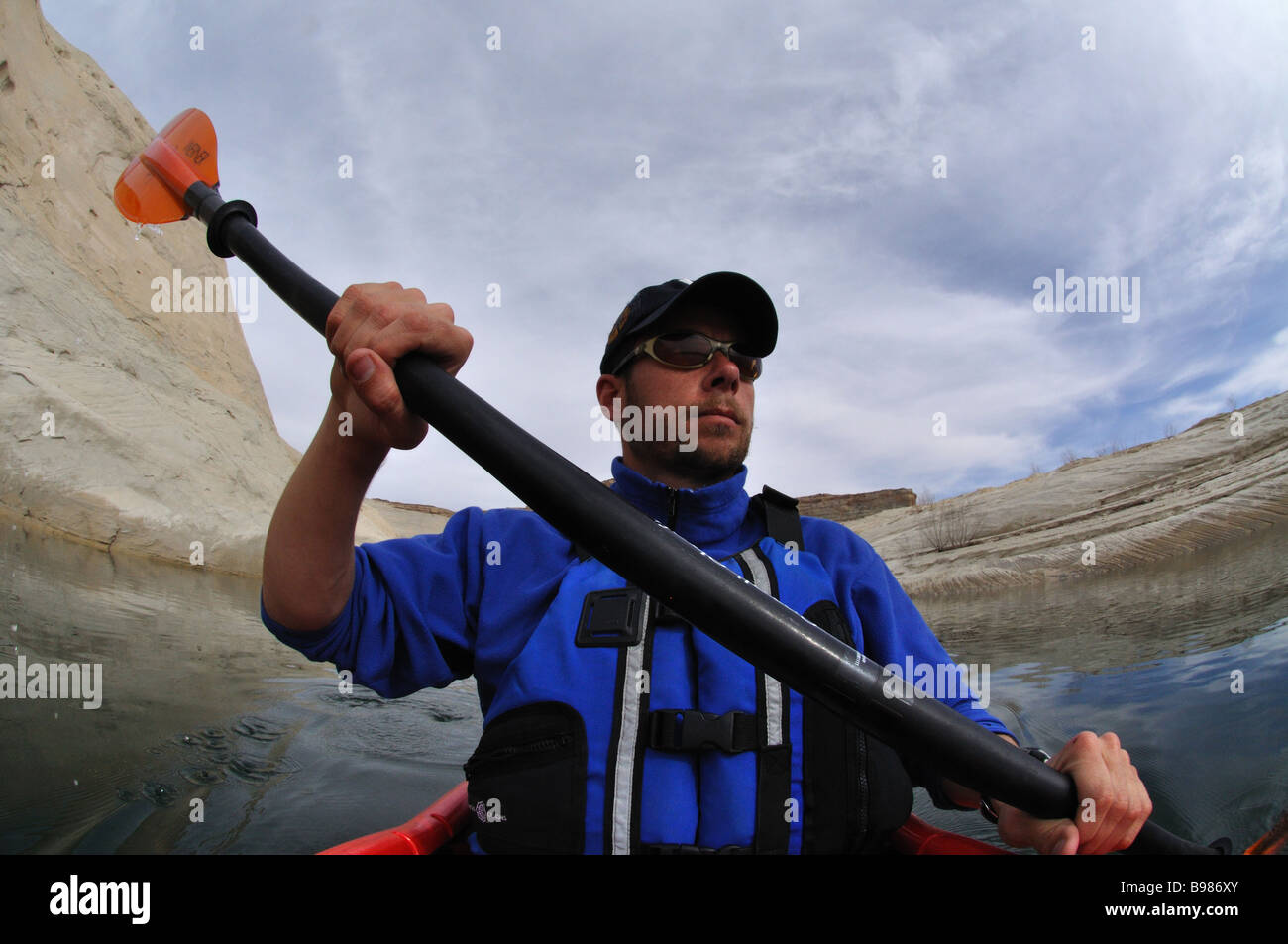 Un kayakiste de mer pagayer le lac Powell, Utah Banque D'Images