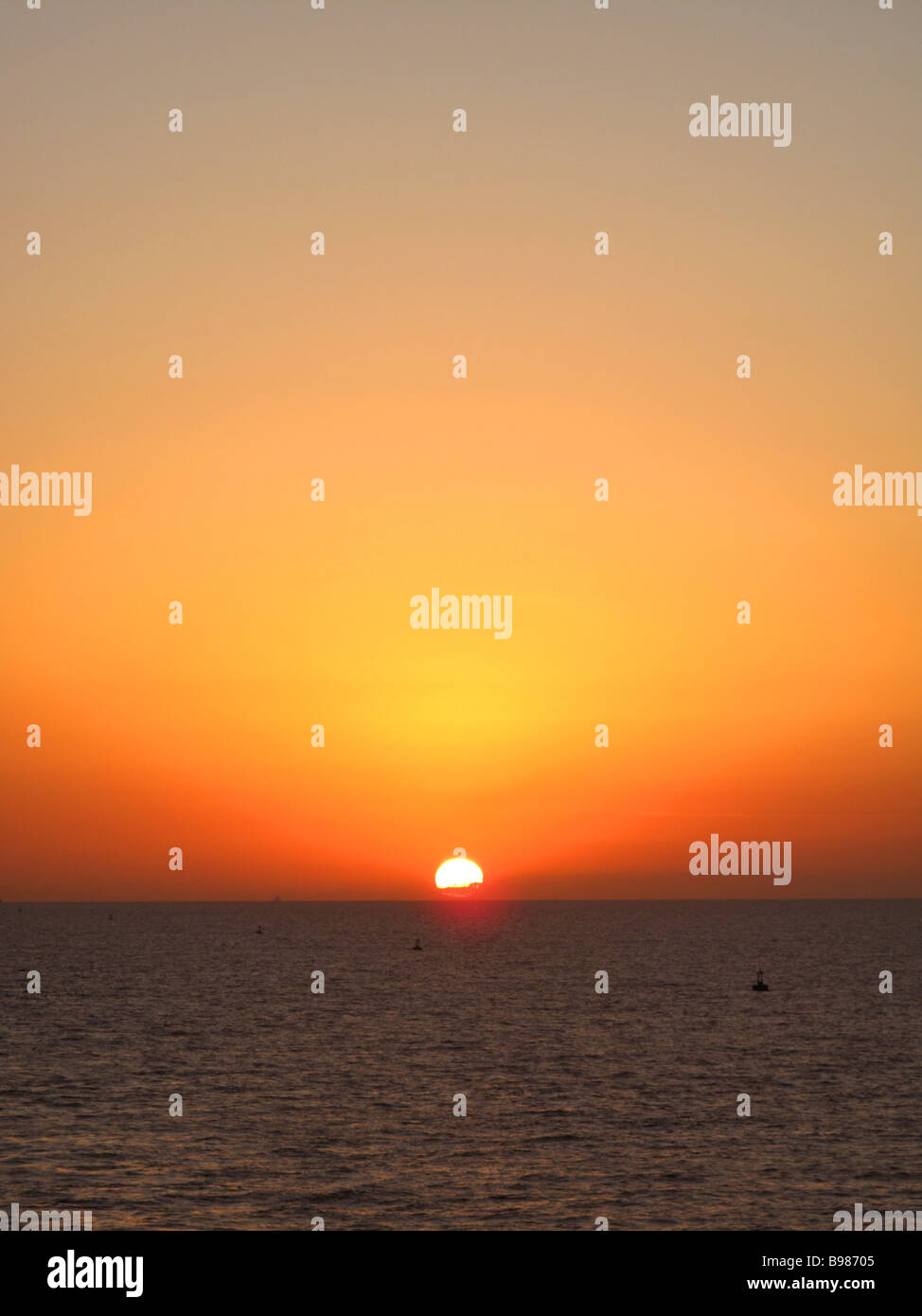 Lever de soleil sur la mer. Banque D'Images