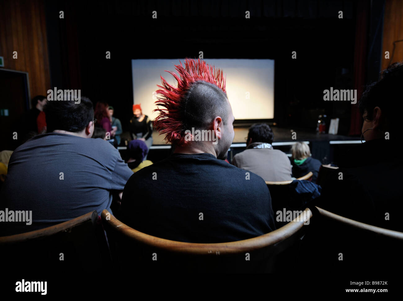 Un PUBLIC DONT UN HOMME AVEC UNE COIFFURE PUNK AU CUBE MICROPLEX EN CINÉMA INDÉPENDANT BRITANNIQUE BRISTOL KINGSDOWN Banque D'Images