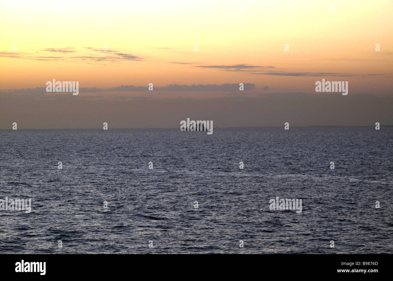 Un petit navire au milieu de la rivière au petit matin Banque D'Images