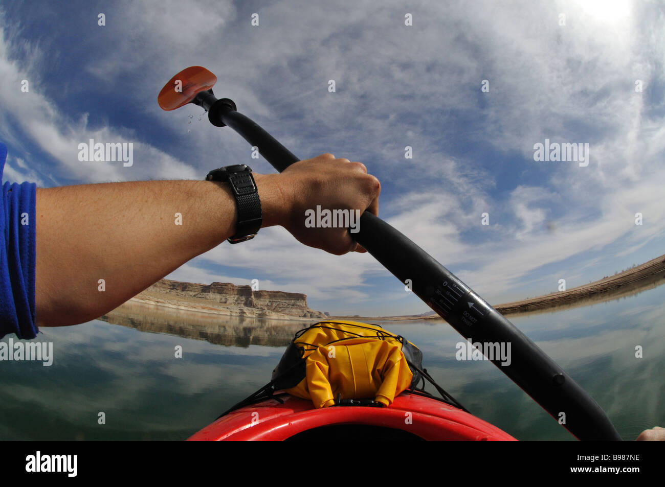 Un kayakiste de mer pagayer le lac Powell, Utah Banque D'Images