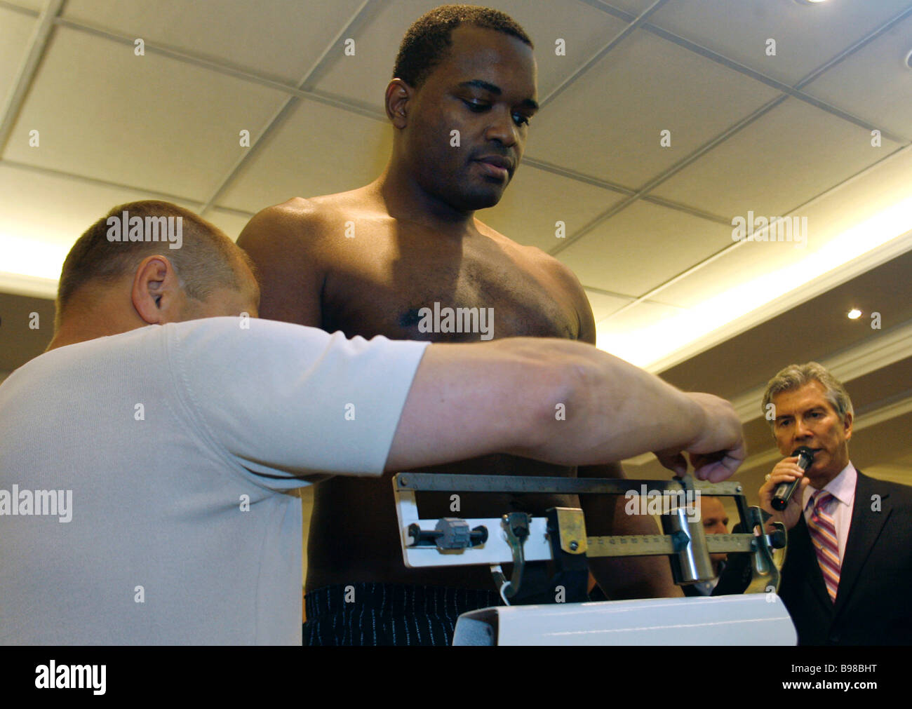 Boxeur américain Larry Donald pendant la pesée des participants dans le  spectacle de boxe 2 au complexe sportif Olimpiisky Photo Stock - Alamy