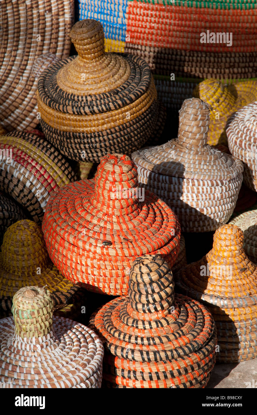 L'Afrique de l'Ouest Sénégal Dakar Arts et artisanat petits paniers de  paille à vendre Photo Stock - Alamy