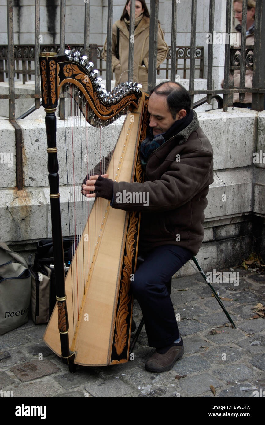 Sacré Coeur salon homme jouant de la harpe harpiste aux spectacles de PARIS FRANCE Banque D'Images