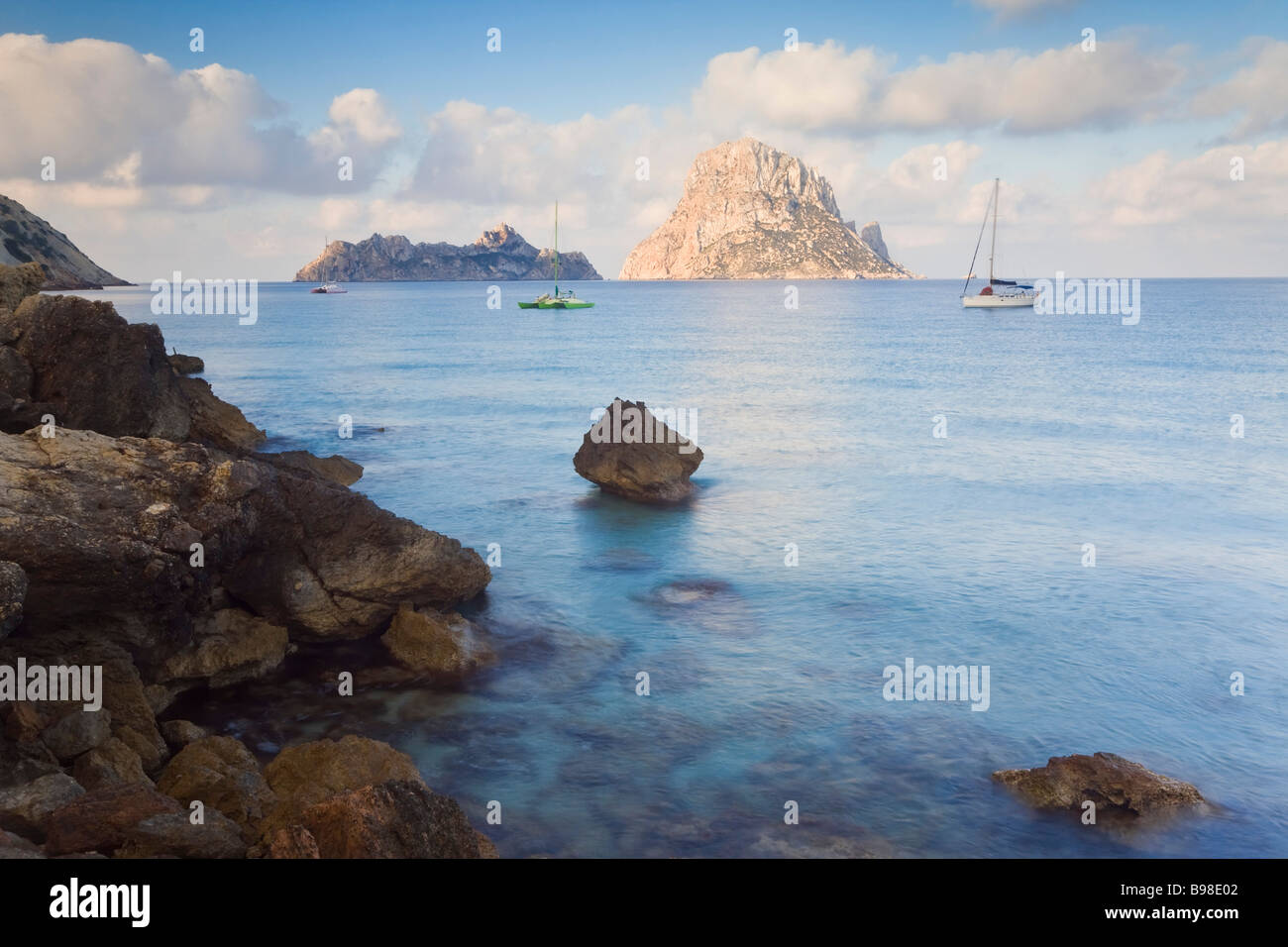 Vue de l'îlot rocheux de Es Vedra à partir de la Cala d'Hort près de Sant Antoni Ibiza Iles Baléares Espagne Europe Méditerranéenne Banque D'Images