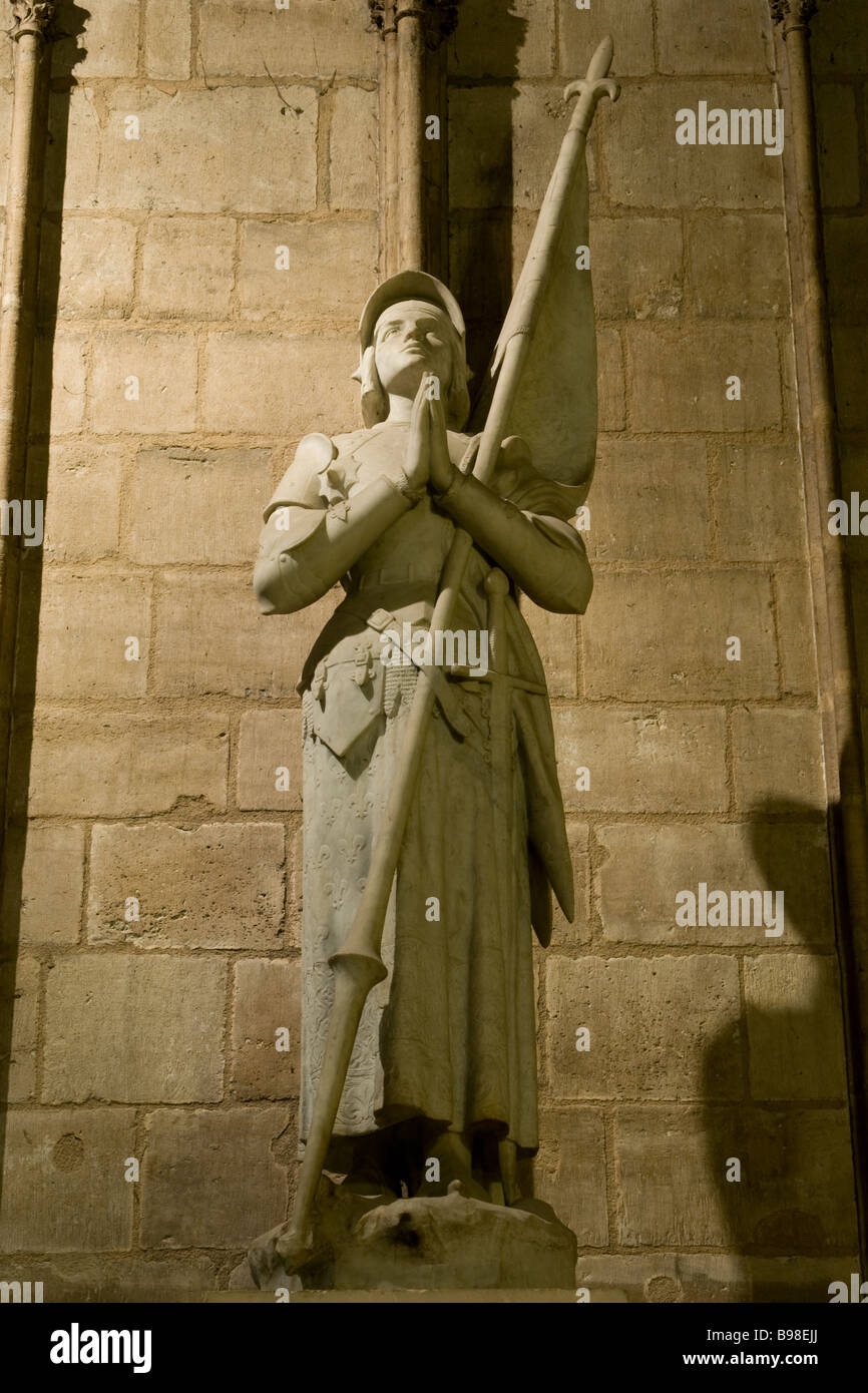 Sainte Jeanne d'Arc à l'intérieur de Notre Dame de Paris Banque D'Images