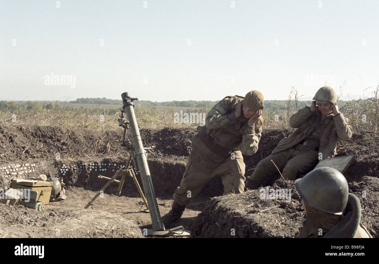 Soldats d'un régiment de fusiliers motorisés sur la ligne de front en