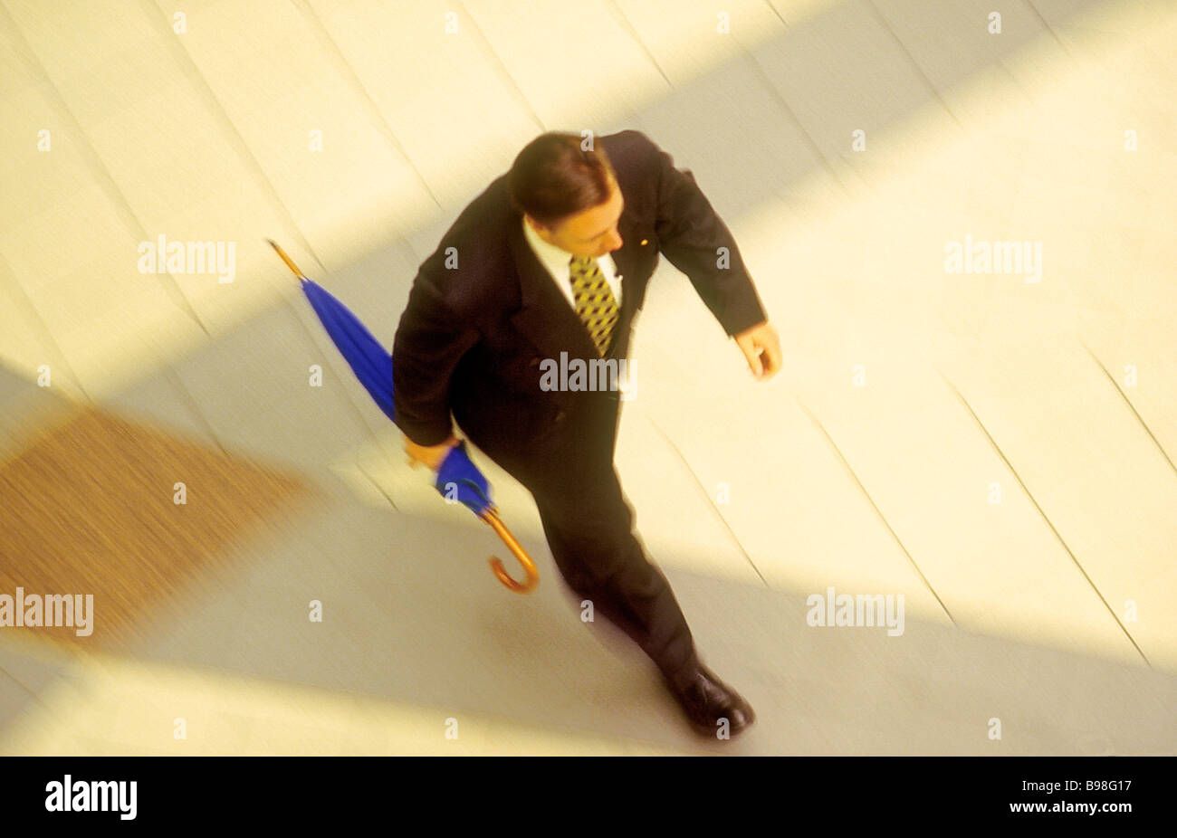 Businessman with umbrella walking vue aérienne Banque D'Images